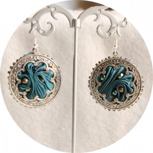 Boucles d'oreilles rondes en ruban de soie shibori bleu canard et estampe couleur argent