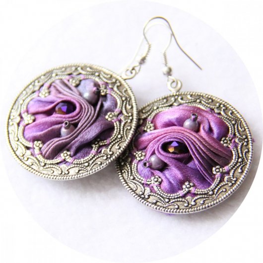 Boucles d'oreilles rondes en ruban de soie shibori mauve et estampe couleur argent