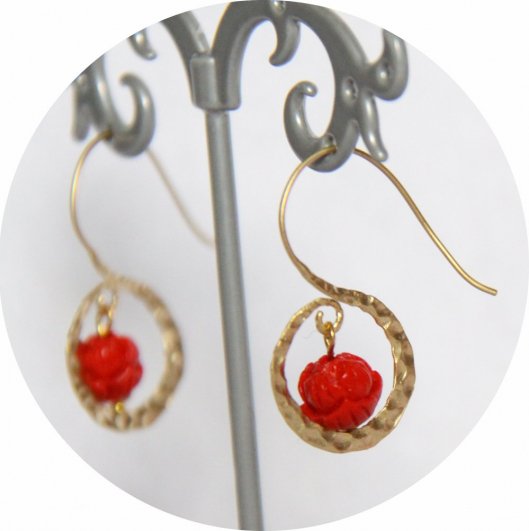 Boucles d'oreilles rose rouge et monture dorée