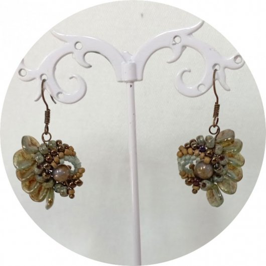 Boucles d'oreilles spirale de perles vert et bronze