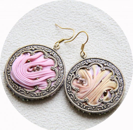Boucles d'oreilles rondes en ruban de soie shibori rose et or et estampe couleur bronze