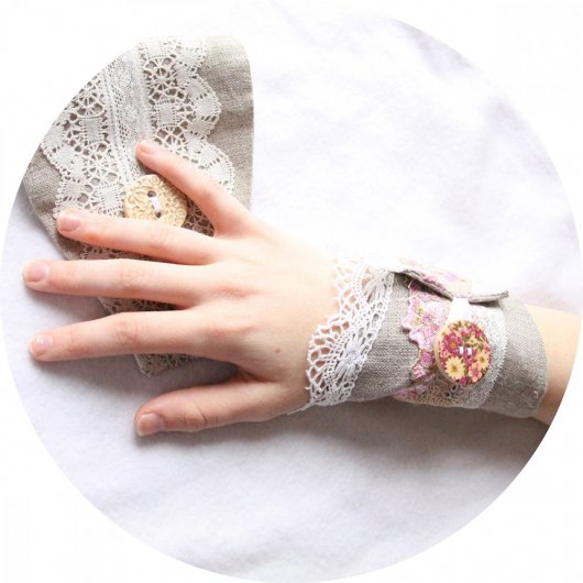 Bracelet manchette en lin beige et broderie fleurie rose