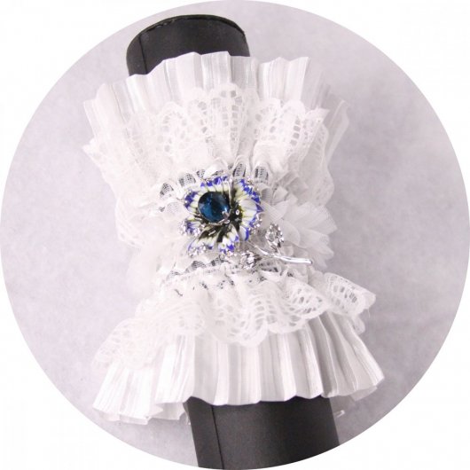 Bracelet manchette steampunk victorien en dentelle blanche et broche fleur bleue
