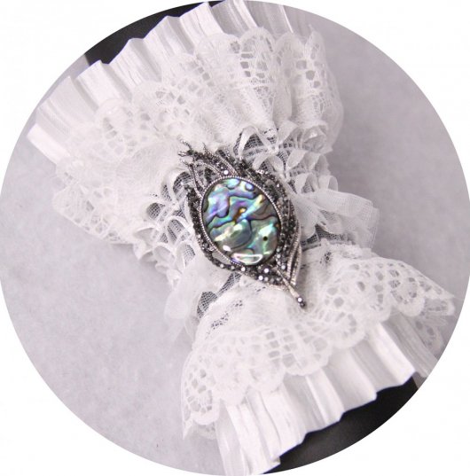 Bracelet manchette steampunk victorien en dentelle blanche et broche plume nacre