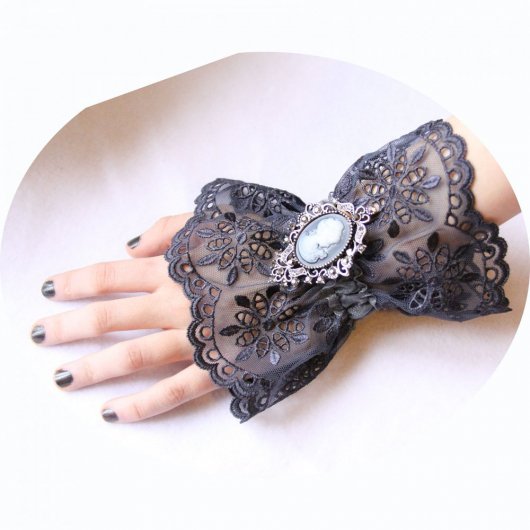 Bracelet manchette steampunk victorien en dentelle grise et broche camée