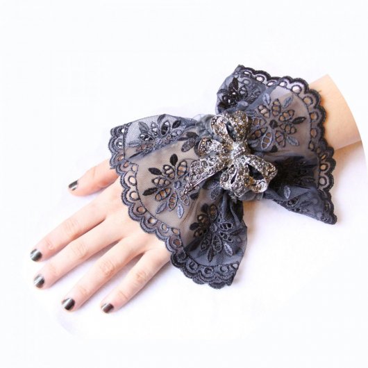 Bracelet manchette steampunk victorien en dentelle grise et broche noeud