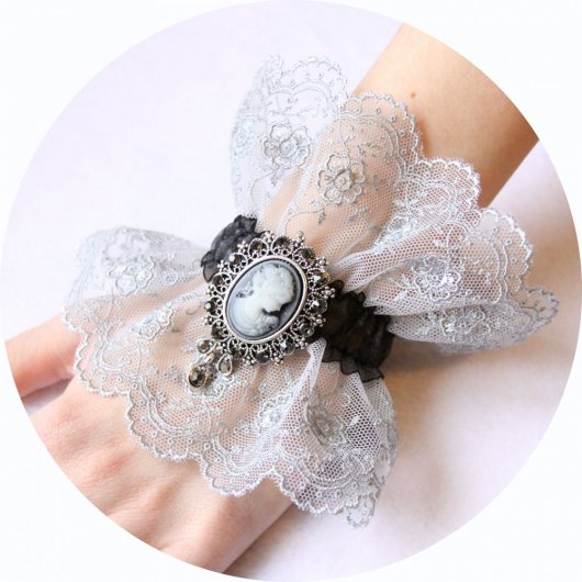 Bracelet manchette steampunk victorien en dentelle grise et noire et broche camée