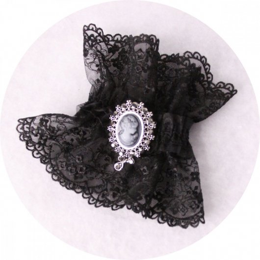 Bracelet manchette steampunk victorien en dentelle noire et broche camée