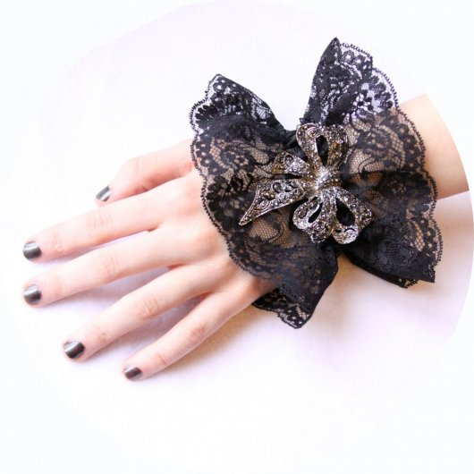 Bracelet manchette steampunk victorien en dentelle noire et broche noeud