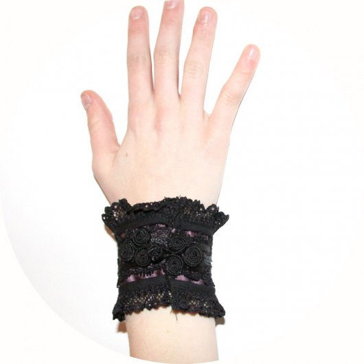 Bracelet manchette victorien en dentelle noire et satin mauve