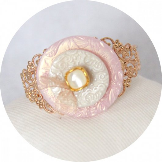 Bracelet rigide boutons rose crème et doré