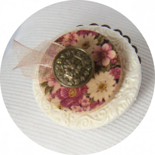 Broche médaillon rond blanc et violet en boutons