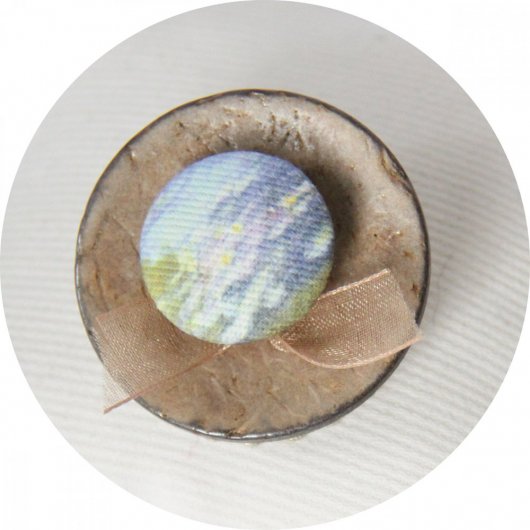 Broche médaillon rond bleue et beige en boutons