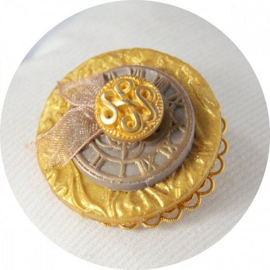 Broche médaillon rond doré en boutons