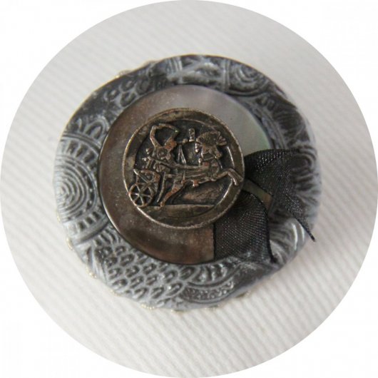 Broche médaillon rond gris et argent en boutons