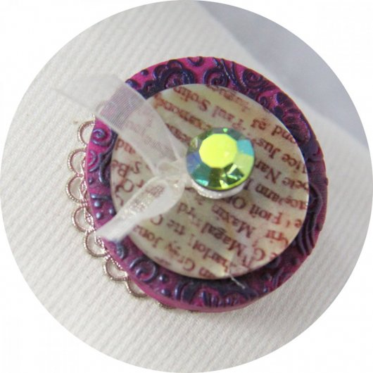 Broche médaillon rond rose et nacre en boutons