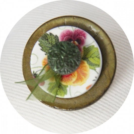 Broche médaillon rond vert et violet en boutons