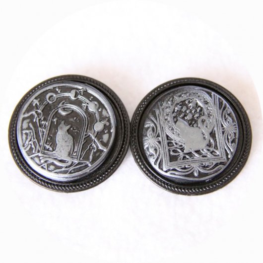 Broche ronde noire et chat argent en pate polymère