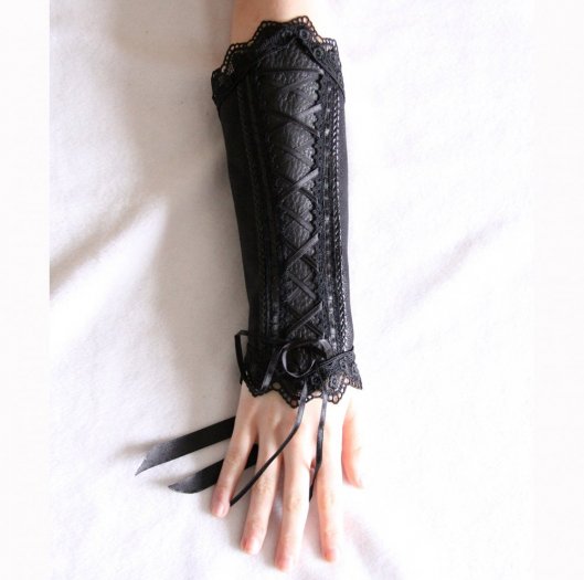 Canon de bras noir steampunk gothique victorien en cuir noir et dentelle