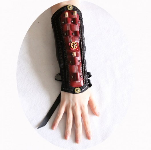 Canon de bras steampunk gothique victorien en cuir marron et bordeau
