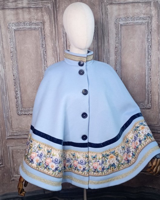 Cape en laine bleu pervenche et galon imprimé marguerite