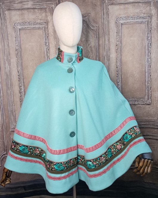 Cape en laine bleu turquoise et galon brodé rose et bleu