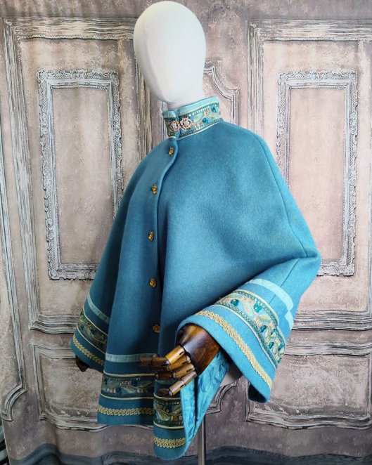 Cape en laine bleu vert et galon brodé doré