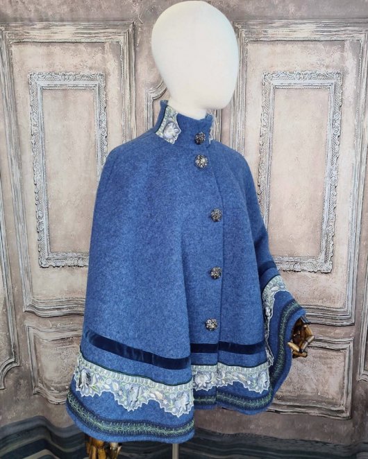 Cape en laine bleue et galon brodé bleu doublure Liberty