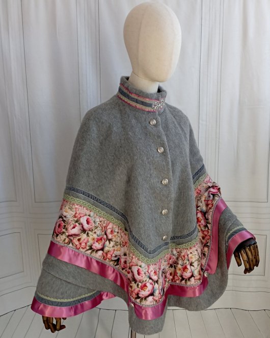 Cape en laine gris perle et galon imprimé rose