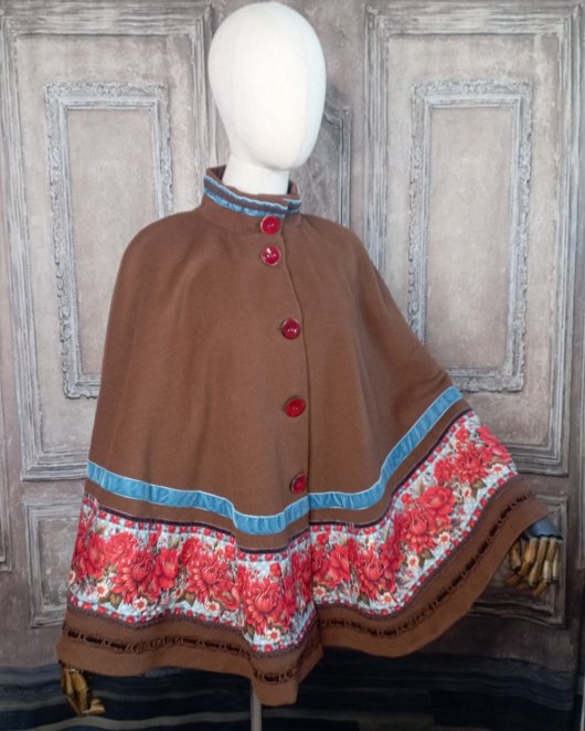 Cape en laine marron et galon imprimé chrysanthème rouge