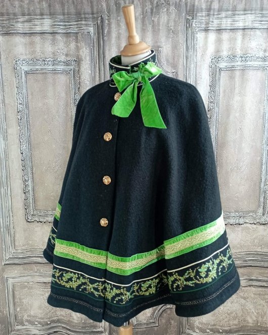 Cape en laine noire et ruban vert