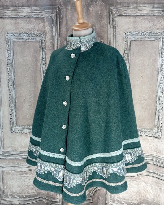 Cape en laine verte et galon brodé bleu