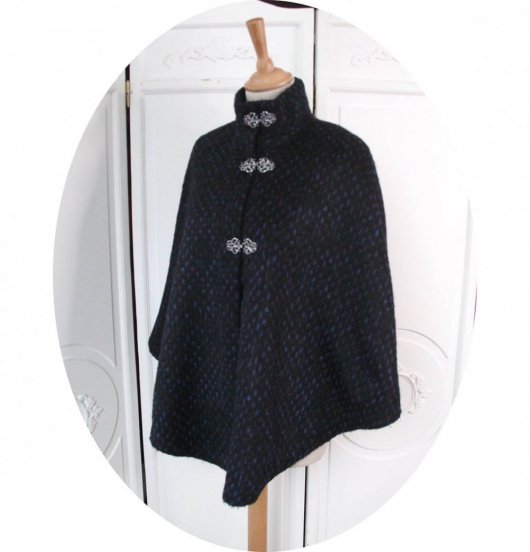 Cape légère en laine noir et bleue doublée de satin bleu