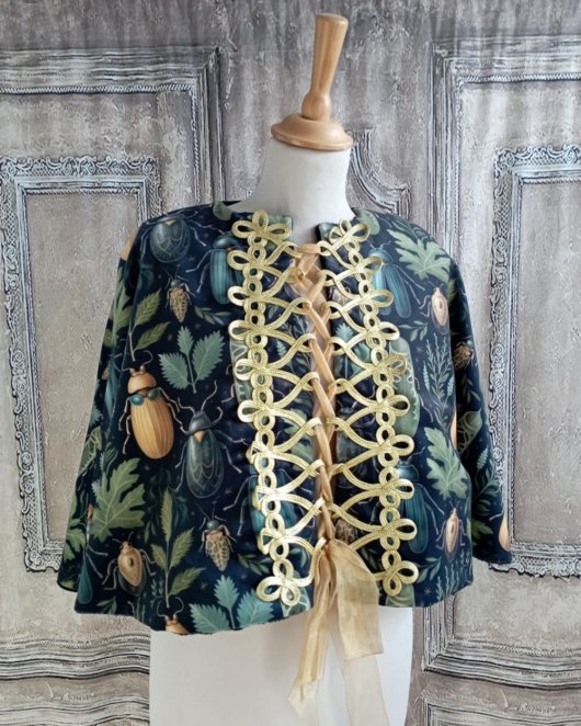 Cape noire imprimé insectes scarabées et brandebourg doré