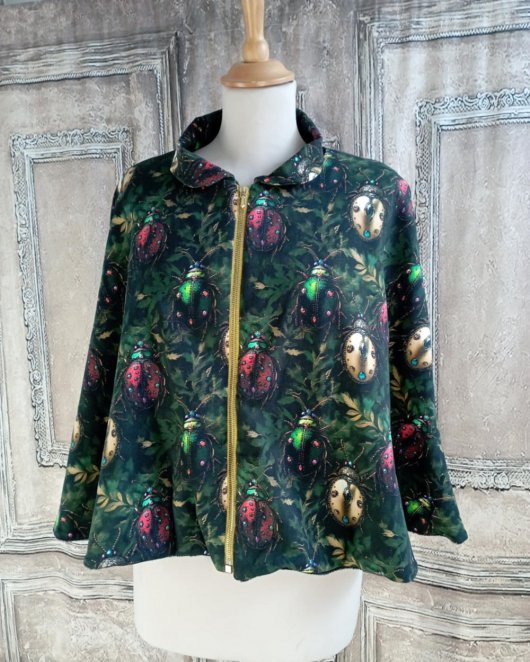 Cape noir et vert imprimé scarabées bijoux