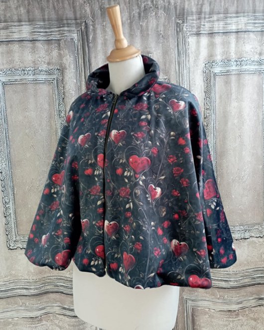 Cape Reine de Coeur en velours noir imprimé coeurs rouges