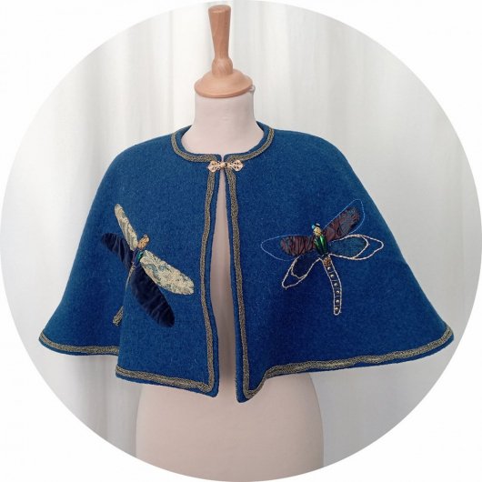 Capeline en laine bleue et broderie libellules