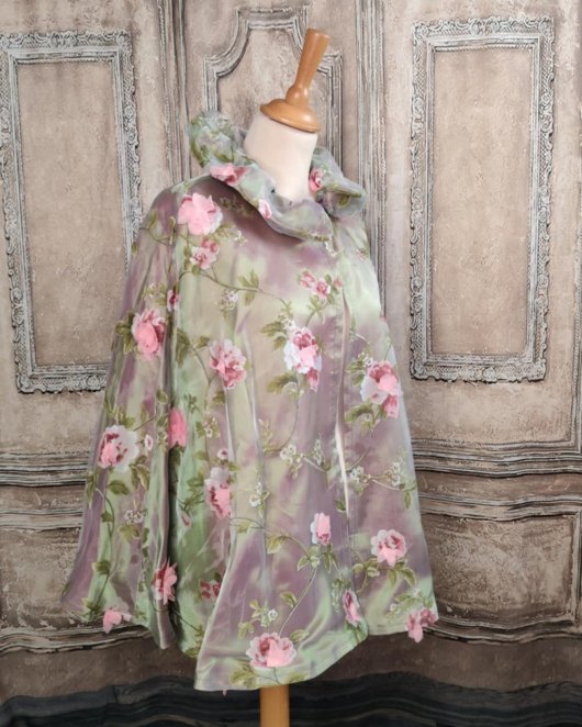 Capeline légère en voile et doublure irisée vert et rose