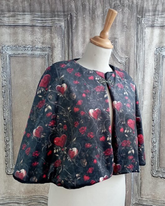 Capeline Reine de coeur en velours noir et coeurs rouges