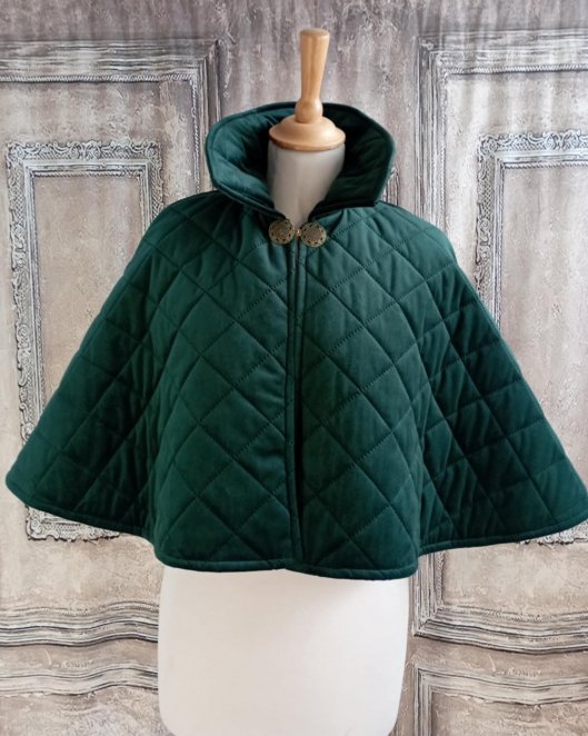 Capeline en velours vert matelassé