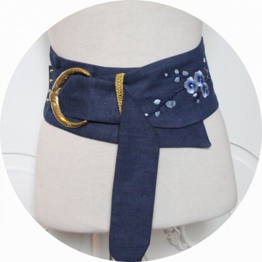 Ceinture en jean bleu, broderie et grosse boucle dorée