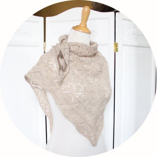 Chale léger en dentelle de laine en coloris beige tricoté main avec un motif ajouré