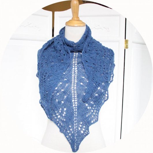 Chale léger en dentelle de laine en coloris bleu ou beige tricoté main avec un motif ajouré