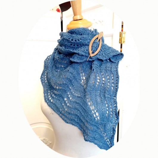 Chale léger en dentelle de laine en coloris bleu ou beige tricoté main avec un motif ajouré