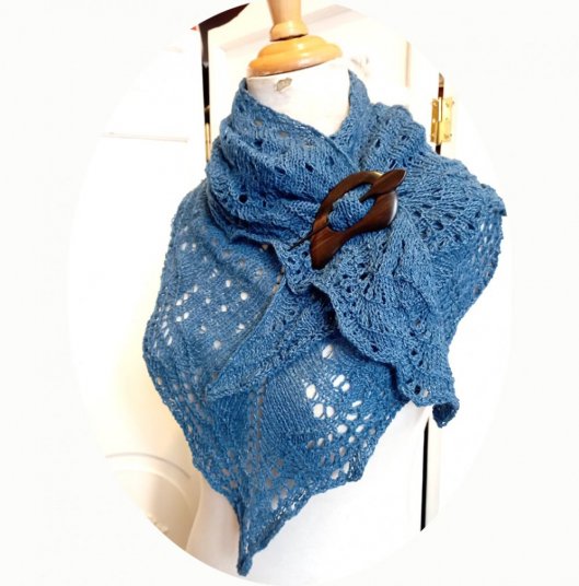 Chale léger en dentelle de laine bleu foncé tricoté main avec un motif ajouré
