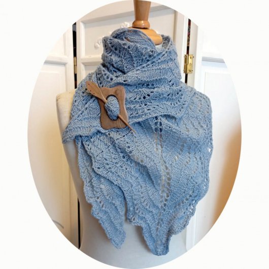 Chale léger en dentelle de laine bleu clair tricoté main avec un motif ajouré