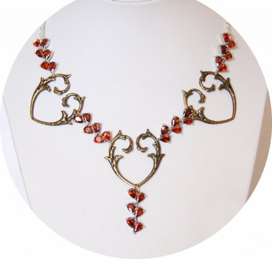 Collier coeur baroque bronze et strass rouge rubis