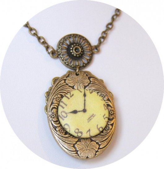Collier court médaillon de style victorien bronze et sépia avec un bouton en tissu horloge et une estampe ovale gravée d'un motif rétro