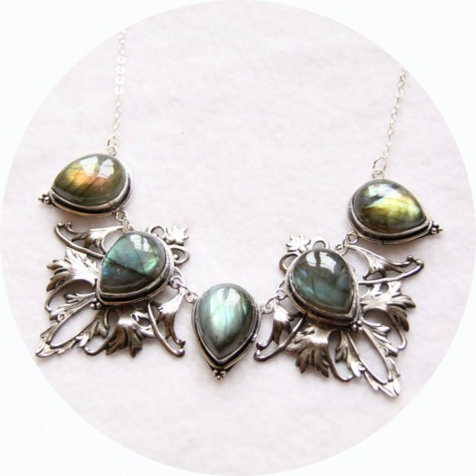 Collier elfique féérique composé de gouttes de labradorite bleu vert et d'estampes argentées