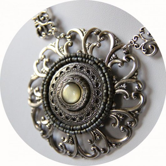 Collier Esprit Antique avec un médaillon brodé de perles monté sur une estampe en métal argent ancien et chaine grands maillons argent